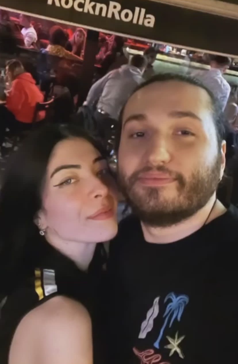 Koooskoca 10 küsür yıl,sen bana hem dost,hem sevgili hem aile...
Hiç es geçmeden her sabah günaydın mesajınla güne başlar,iyi geceler mesajınla günü kapatırdım.
ama o haberi aldığım gün sabahı,geceyi nasıl ettim bilmiyorum.
"Hellüüüüü" diyerek attığın mesajlarını,gülümseyerek beni karşılamalarını ve daha bir çoğunu kısacası sana ait olan hiç bir şeyi unutmayacağım.İyi ki vardın
